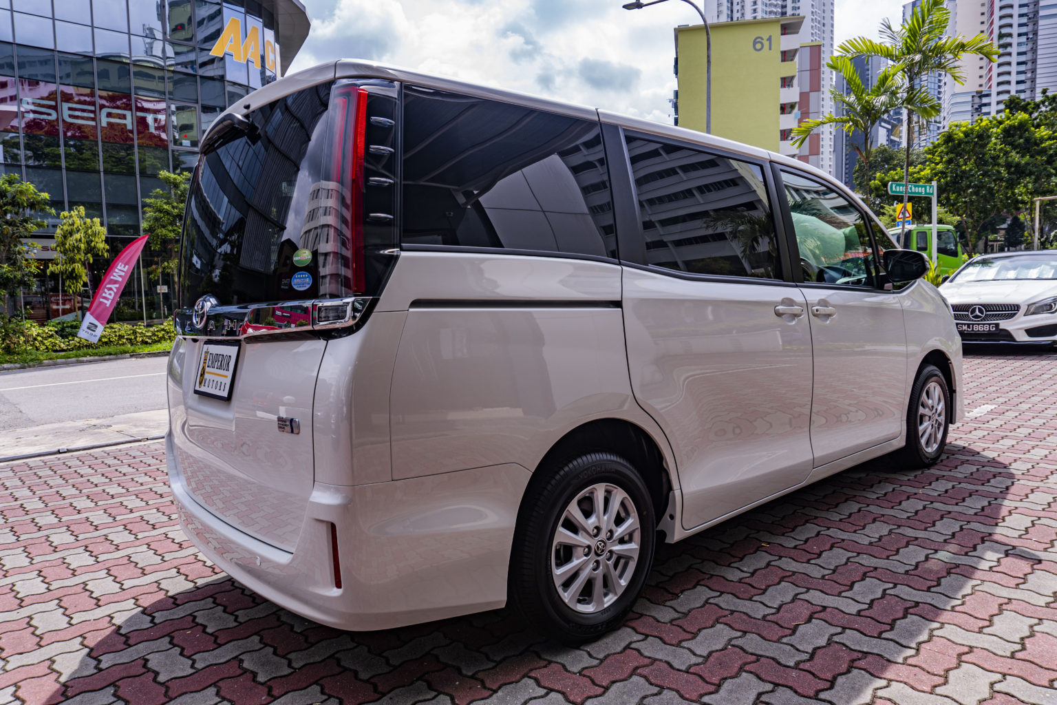 Toyota noah левый руль