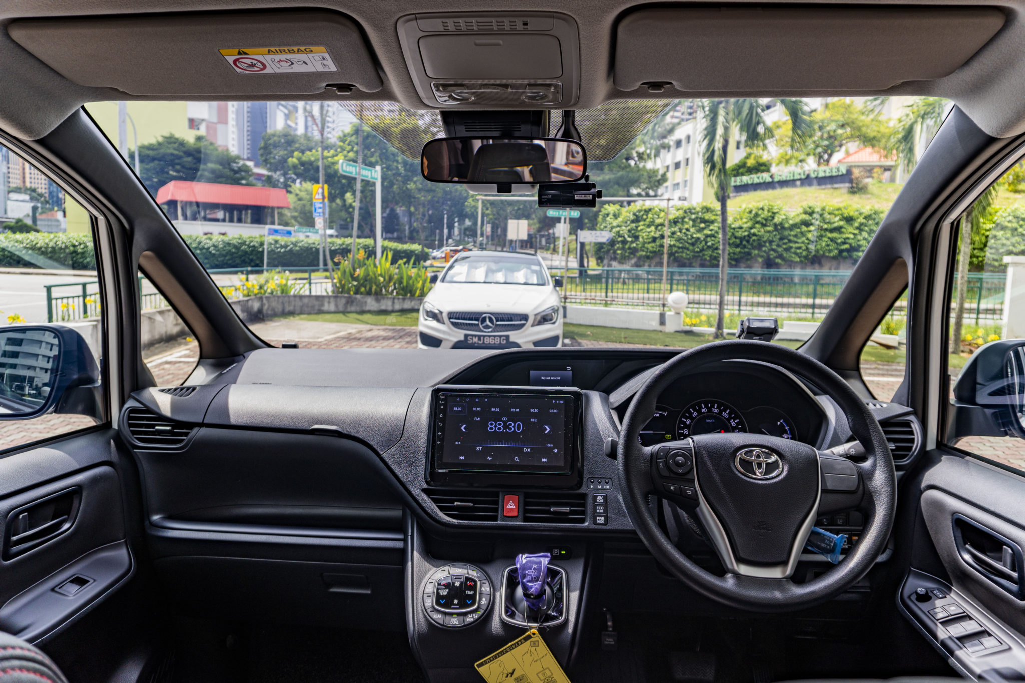 Toyota noah hybrid 2017